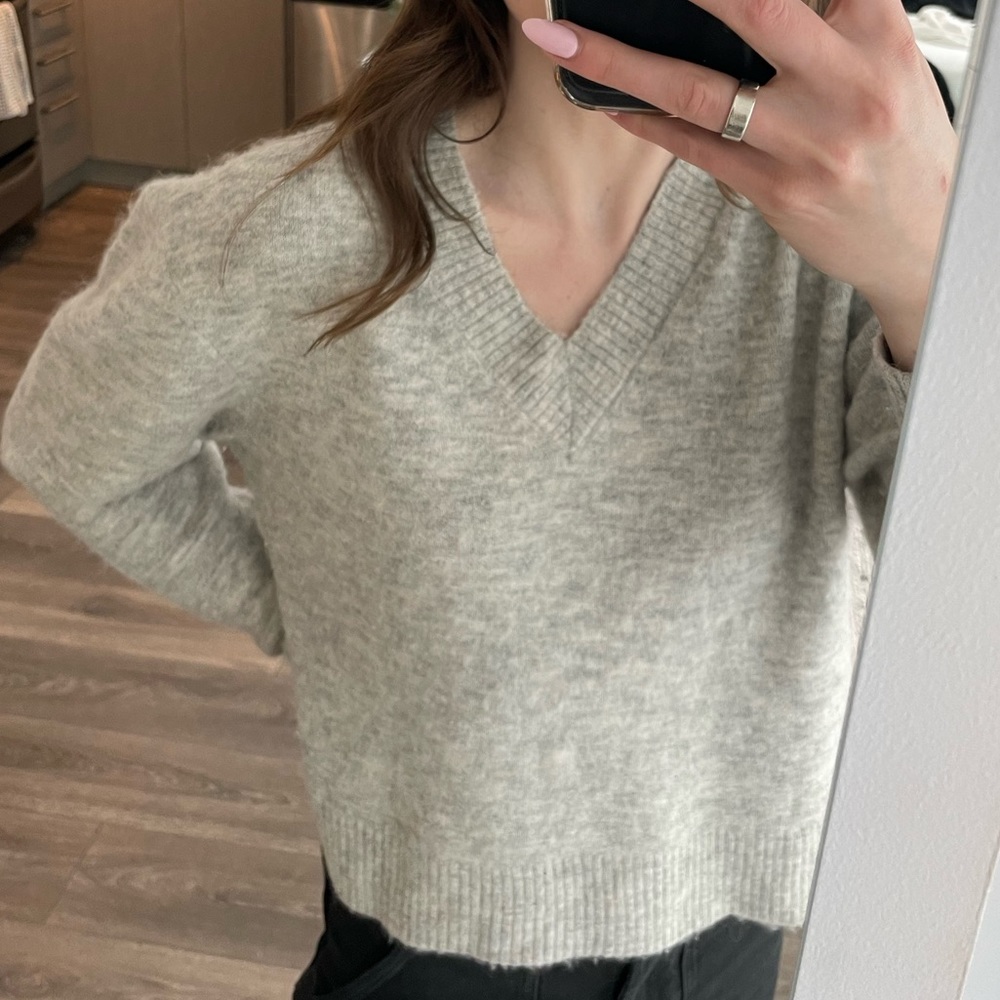 Aritzia - Wilfred Free Wool V Neck Sweater, Grey